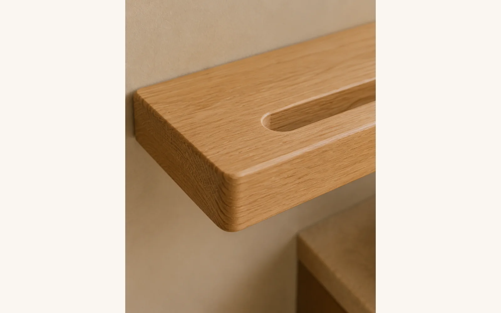 Dębowa półka łazienkowa z uchwytem na ręcznik — głębokość 15 cm × 3 cm - zdjecie produktu